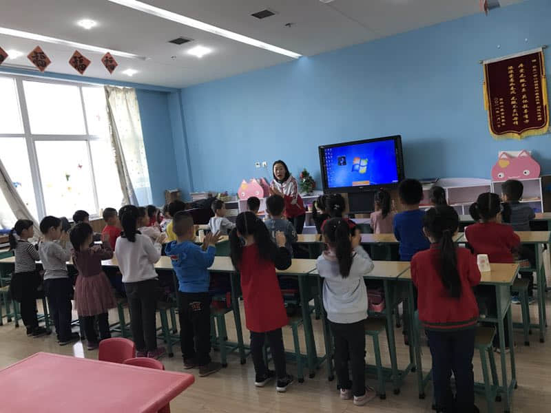 師幼情誼暖人心，家長感恩送錦旗