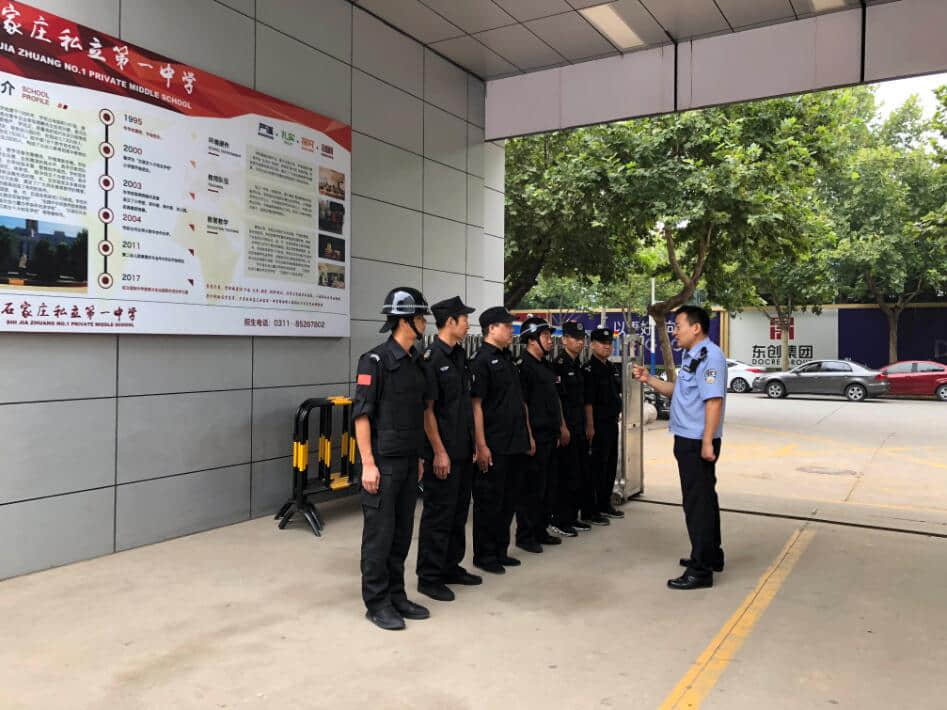 湘江道派出所聯(lián)合我校舉行防恐防暴實踐演習