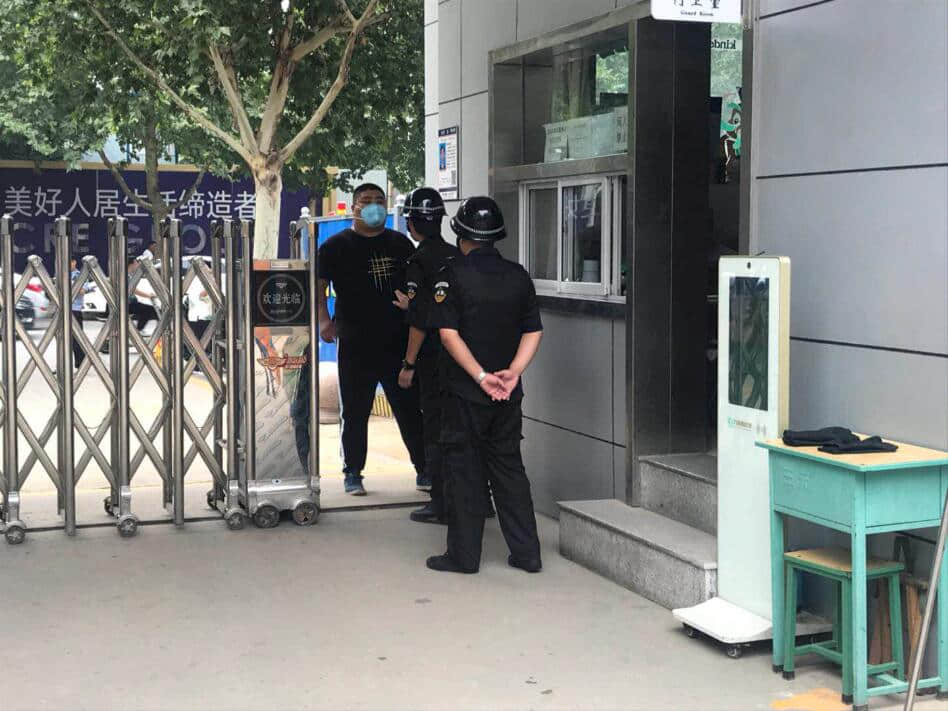 湘江道派出所聯(lián)合我校舉行防恐防暴實踐演習