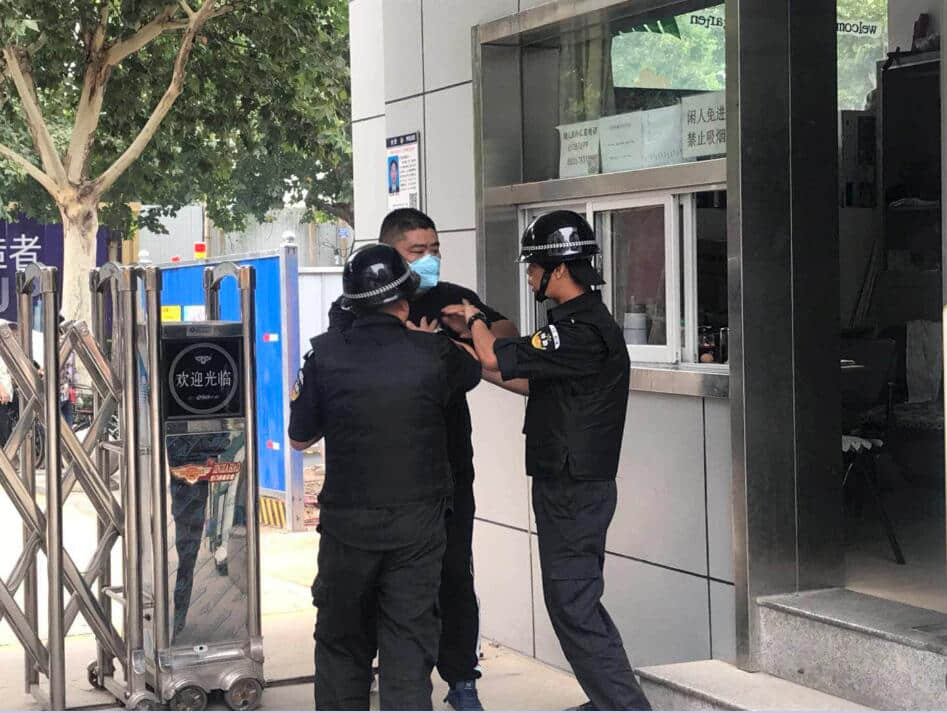 湘江道派出所聯(lián)合我校舉行防恐防暴實踐演習