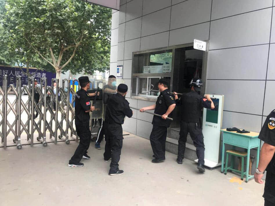 湘江道派出所聯(lián)合我校舉行防恐防暴實踐演習