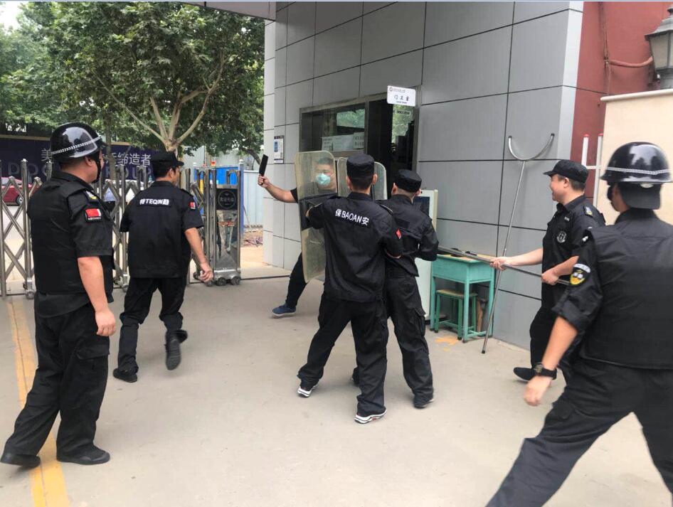 湘江道派出所聯(lián)合我校舉行防恐防暴實踐演習