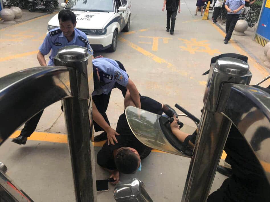 湘江道派出所聯(lián)合我校舉行防恐防暴實踐演習
