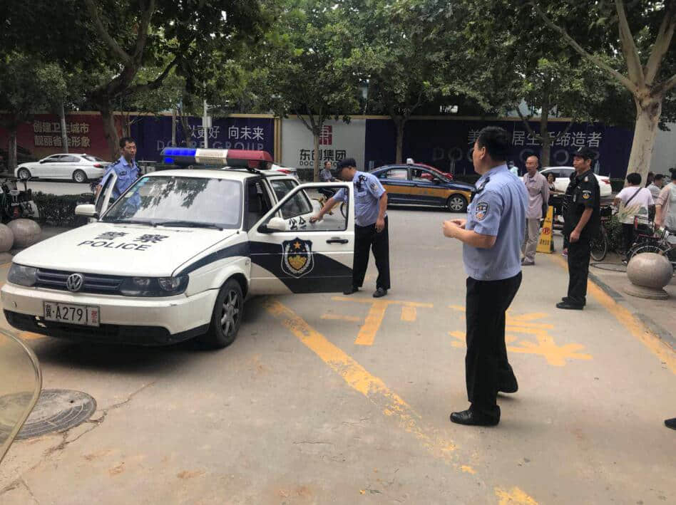 湘江道派出所聯(lián)合我校舉行防恐防暴實踐演習