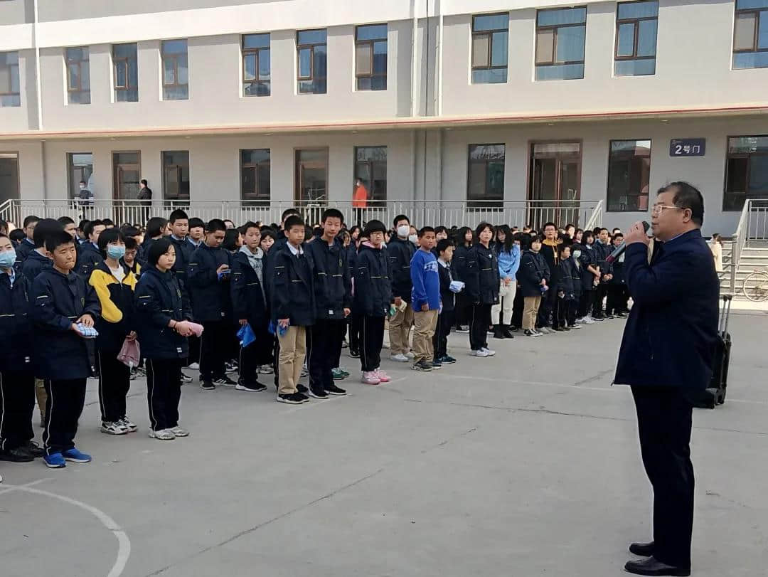 消防演練鳴警鐘，安全防線不放松 --中學(xué)部舉行消防應(yīng)急演練