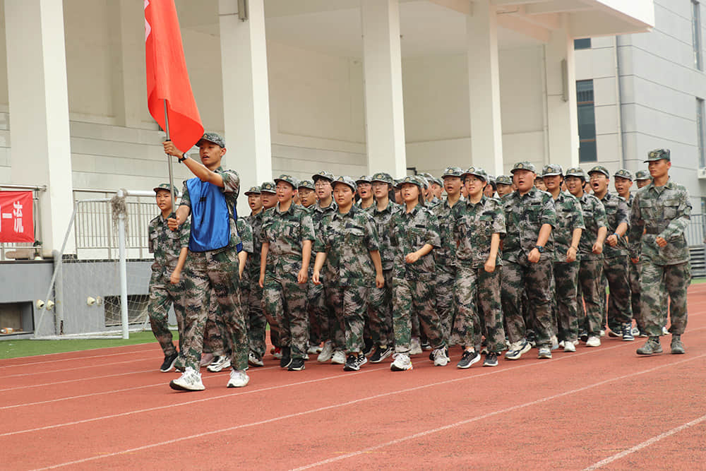 揮灑激情 百煉成鋼  2021-2022學(xué)年度第一學(xué)期國防教育軍事化訓(xùn)練結(jié)業(yè)儀式