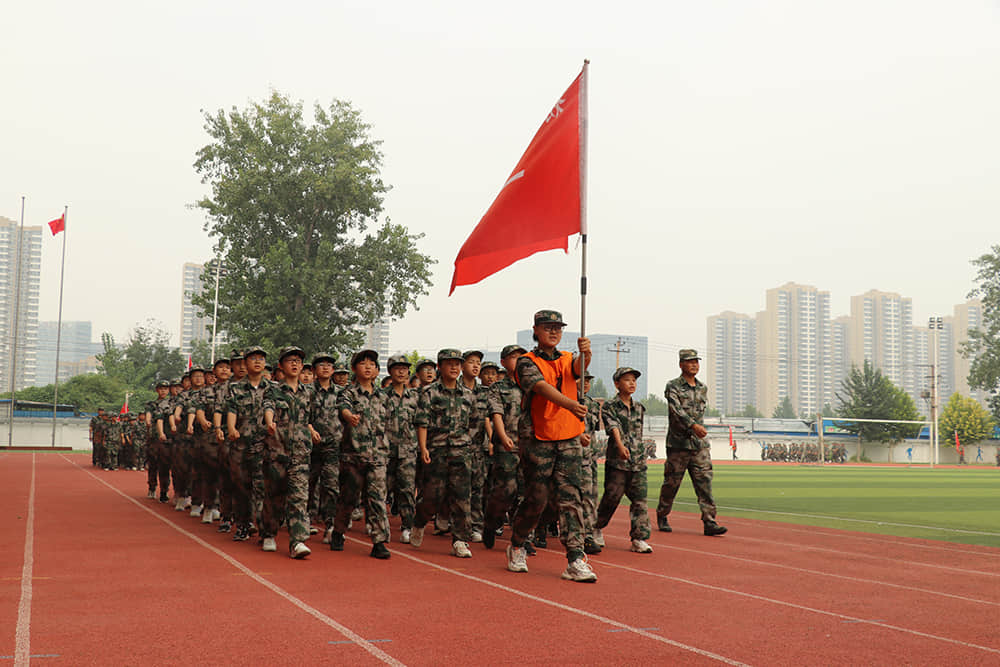 揮灑激情 百煉成鋼  2021-2022學(xué)年度第一學(xué)期國防教育軍事化訓(xùn)練結(jié)業(yè)儀式