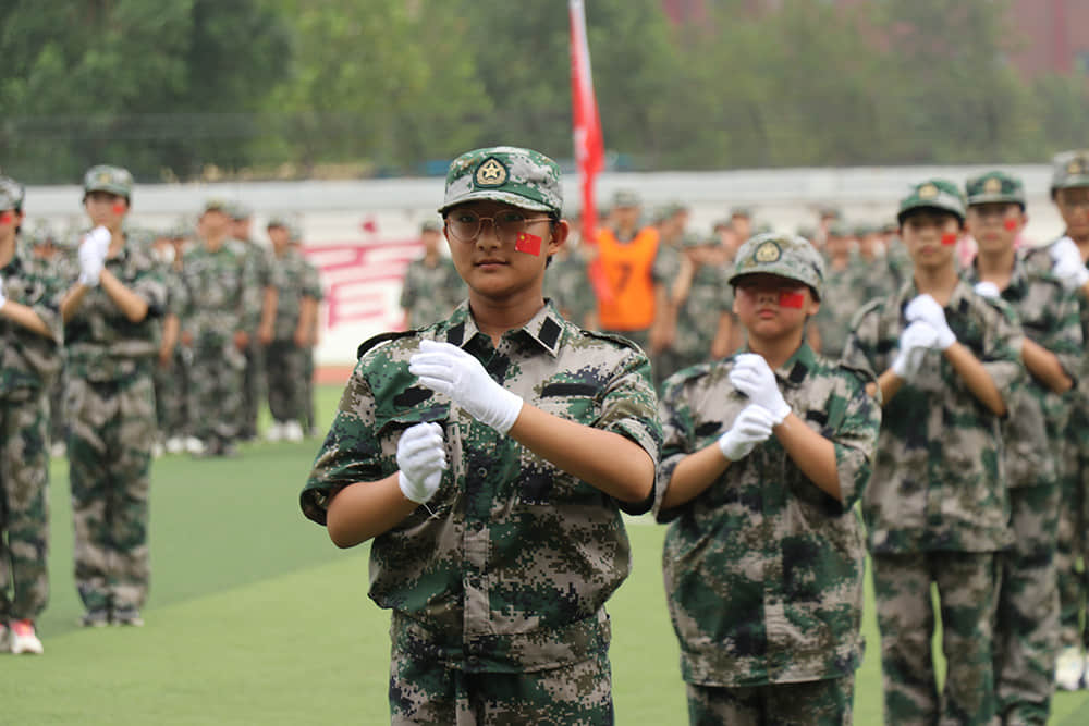 揮灑激情 百煉成鋼  2021-2022學(xué)年度第一學(xué)期國防教育軍事化訓(xùn)練結(jié)業(yè)儀式