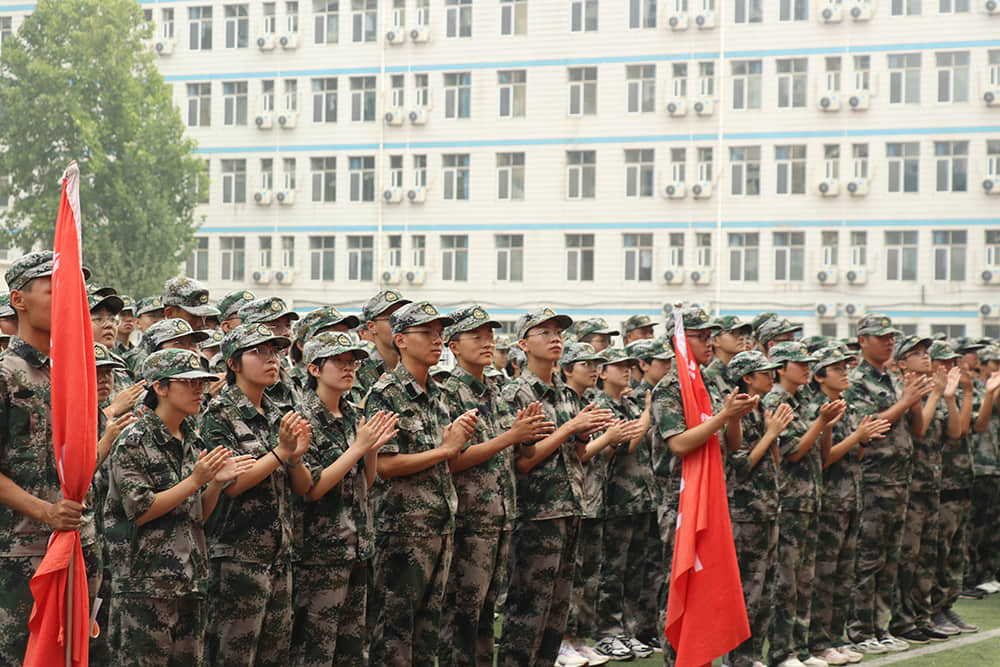 揮灑激情 百煉成鋼  2021-2022學(xué)年度第一學(xué)期國防教育軍事化訓(xùn)練結(jié)業(yè)儀式