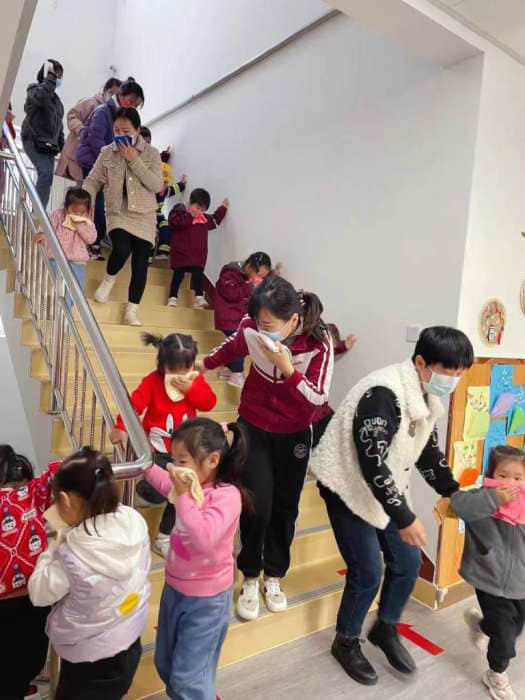 石家莊私立第一中學幼兒園“大手拉小手 幸福平安行”消防安全逃生親子演練活動圓滿成功！