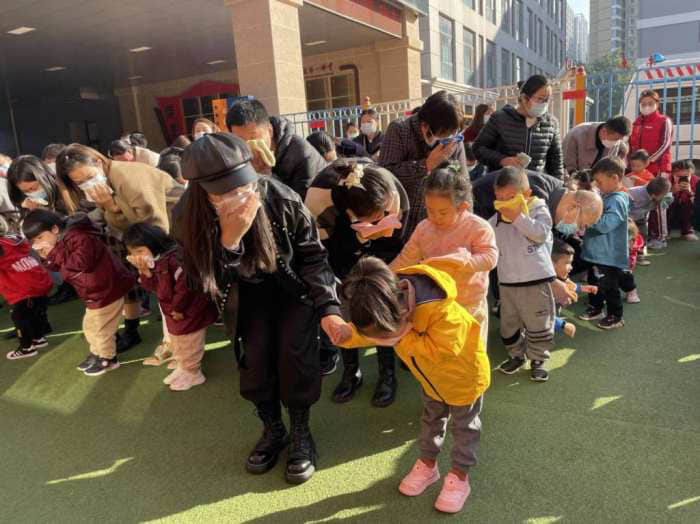 石家莊私立第一中學幼兒園“大手拉小手 幸福平安行”消防安全逃生親子演練活動圓滿成功！