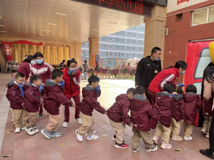 石家莊私立第一中學幼兒園“大手拉小手 幸福平安行”消防安全逃生親子演練活動圓滿成功！