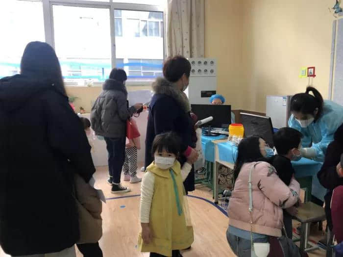 石家莊私立第一中學(xué)幼兒園 “大手拉小手，共筑疫情防護(hù)墻”新冠疫苗接種紀(jì)實(shí)