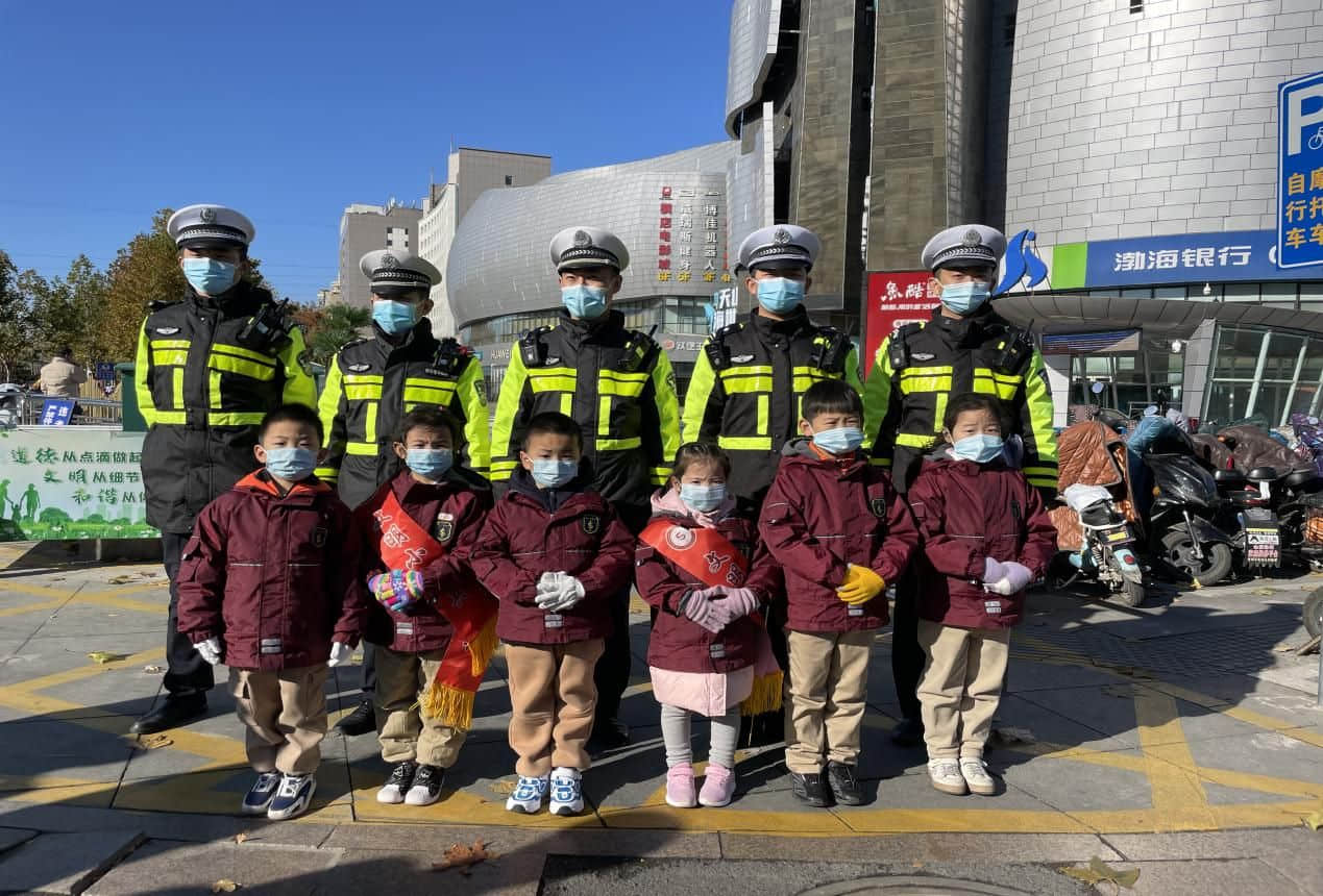 石家莊私立一中幼兒園&高新交警大隊(duì) “大手拉小手 幸福平安行” 交通安全宣傳活動(dòng)