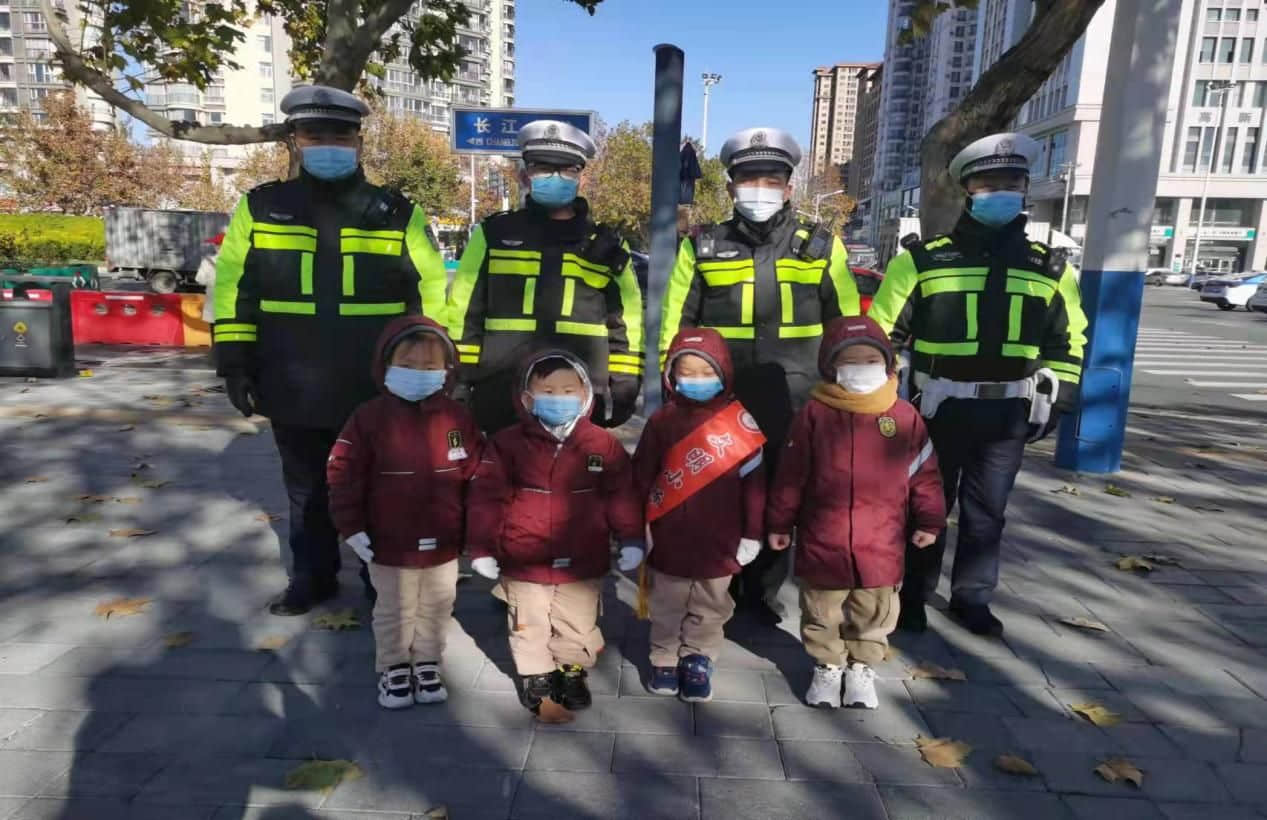 石家莊私立一中幼兒園&高新交警大隊(duì) “大手拉小手 幸福平安行” 交通安全宣傳活動(dòng)