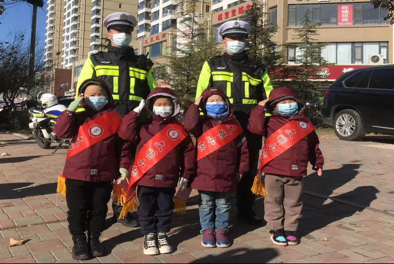 石家莊私立一中幼兒園&高新交警大隊(duì) “大手拉小手 幸福平安行” 交通安全宣傳活動(dòng)