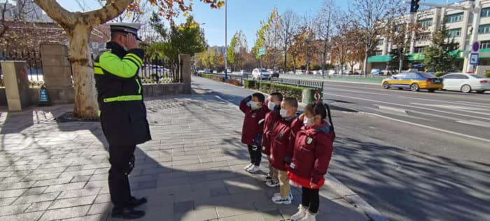 石家莊私立一中幼兒園&高新交警大隊(duì) “大手拉小手 幸福平安行” 交通安全宣傳活動(dòng)