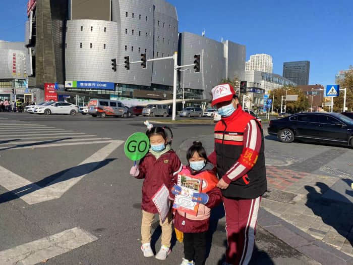 石家莊私立一中幼兒園&高新交警大隊(duì) “大手拉小手 幸福平安行” 交通安全宣傳活動(dòng)