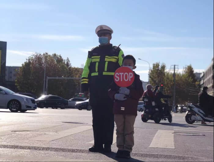 石家莊私立一中幼兒園&高新交警大隊(duì) “大手拉小手 幸福平安行” 交通安全宣傳活動(dòng)