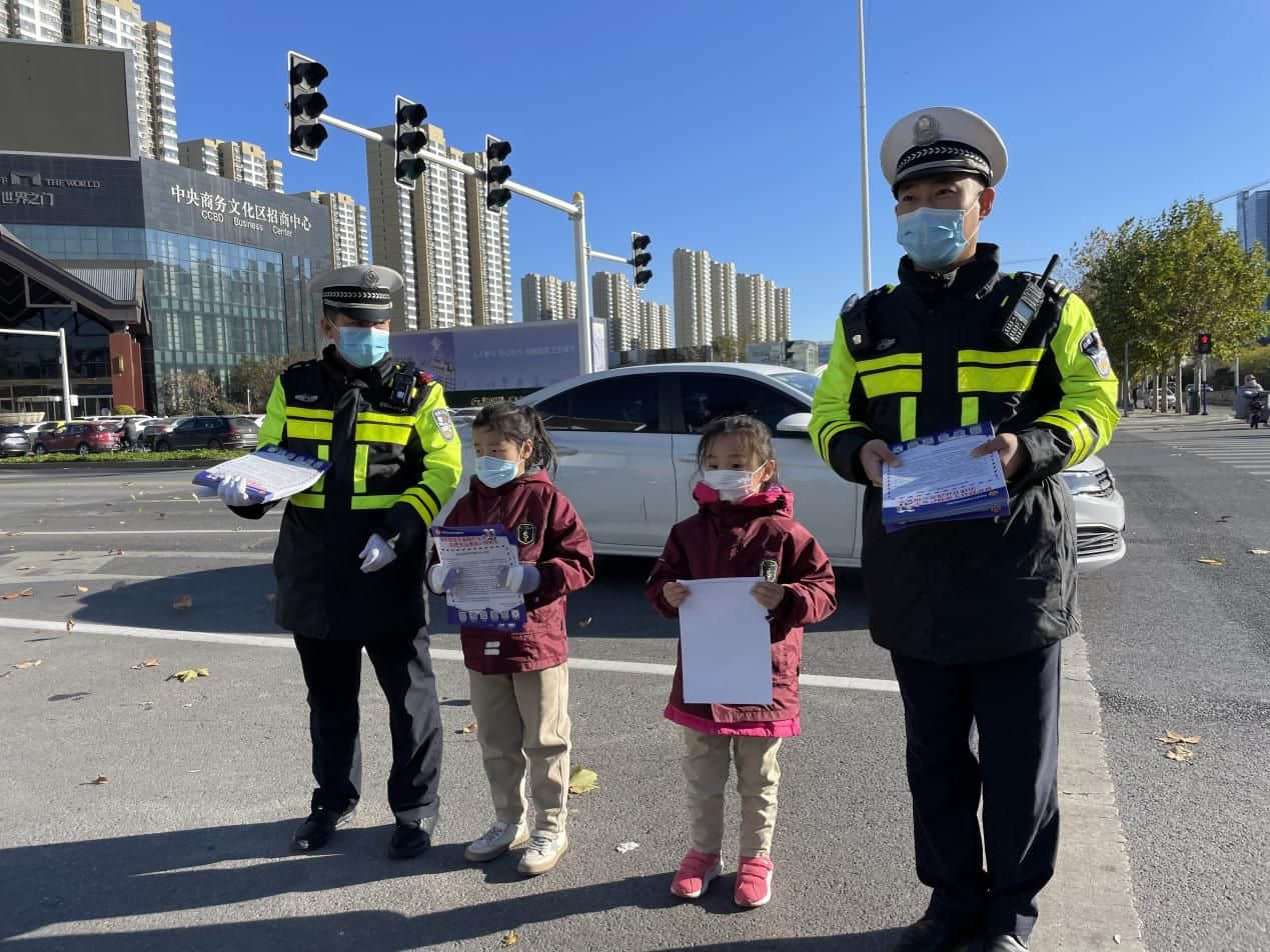 石家莊私立一中幼兒園&高新交警大隊(duì) “大手拉小手 幸福平安行” 交通安全宣傳活動(dòng)