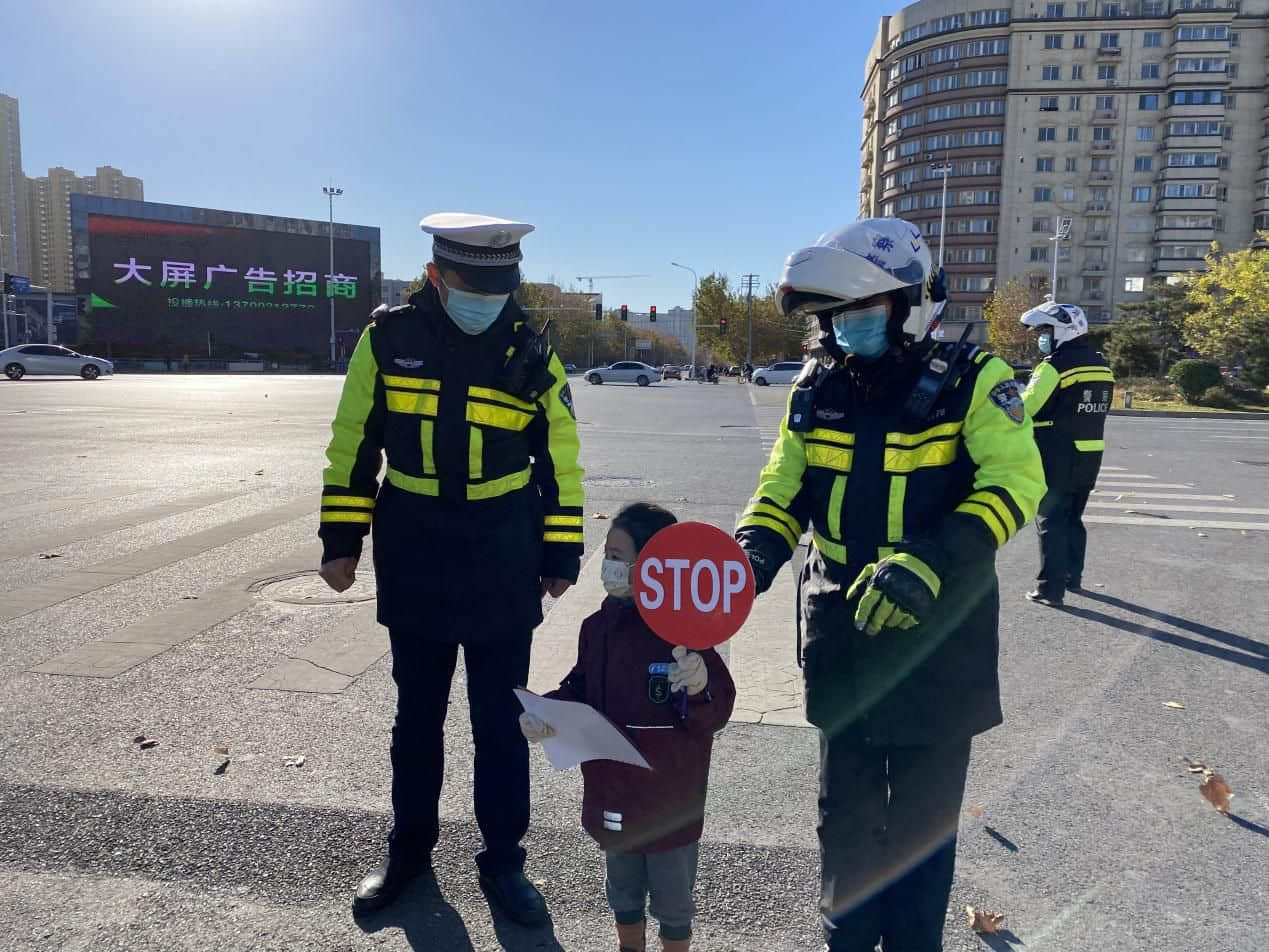 石家莊私立一中幼兒園&高新交警大隊(duì) “大手拉小手 幸福平安行” 交通安全宣傳活動(dòng)