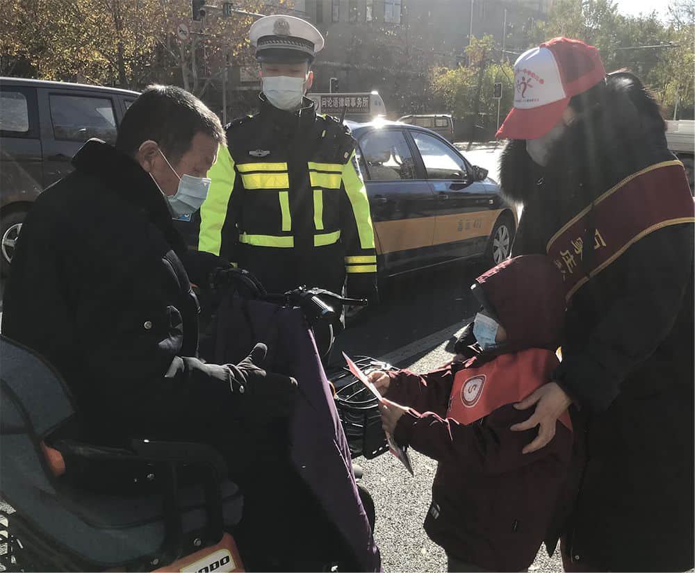 石家莊私立一中幼兒園&高新交警大隊(duì) “大手拉小手 幸福平安行” 交通安全宣傳活動(dòng)