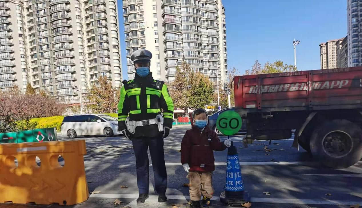 石家莊私立一中幼兒園&高新交警大隊(duì) “大手拉小手 幸福平安行” 交通安全宣傳活動(dòng)