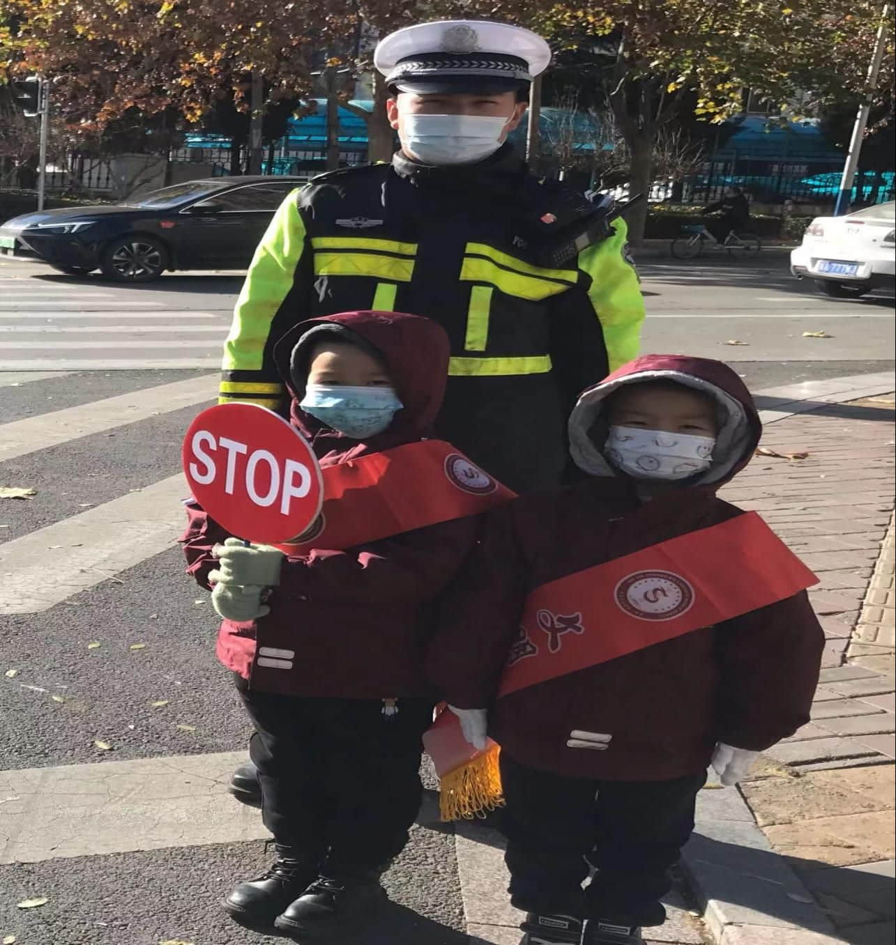 石家莊私立一中幼兒園&高新交警大隊(duì) “大手拉小手 幸福平安行” 交通安全宣傳活動(dòng)