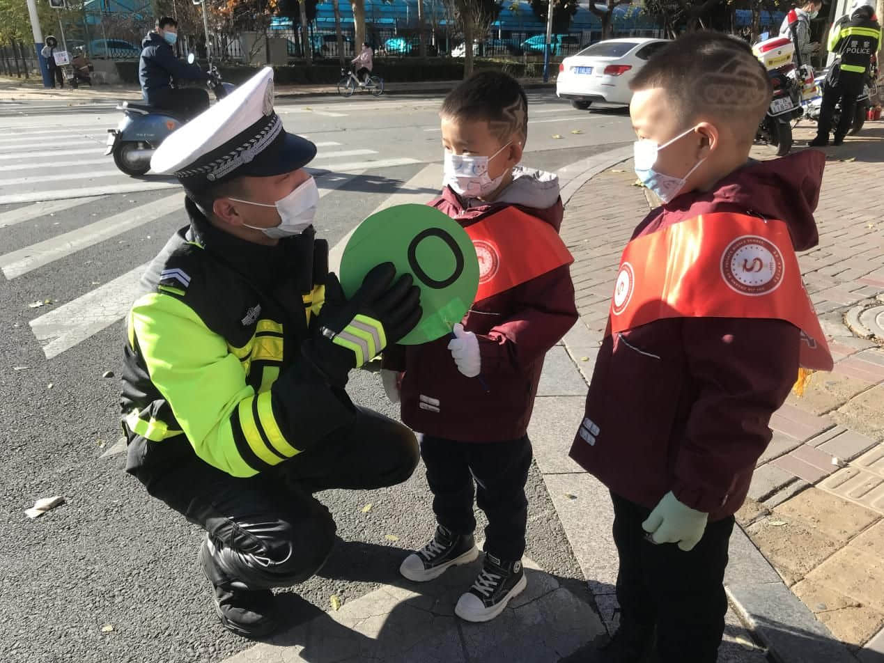 石家莊私立一中幼兒園&高新交警大隊(duì) “大手拉小手 幸福平安行” 交通安全宣傳活動(dòng)