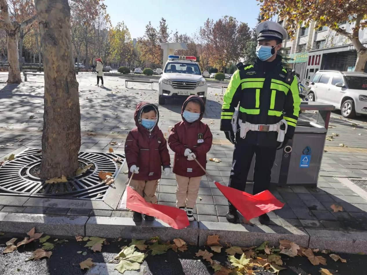 石家莊私立一中幼兒園&高新交警大隊(duì) “大手拉小手 幸福平安行” 交通安全宣傳活動(dòng)