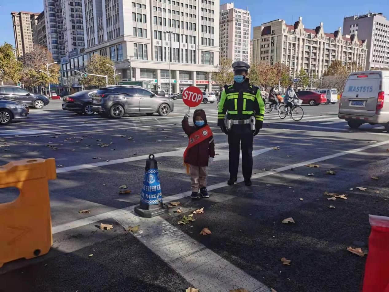 石家莊私立一中幼兒園&高新交警大隊(duì) “大手拉小手 幸福平安行” 交通安全宣傳活動(dòng)