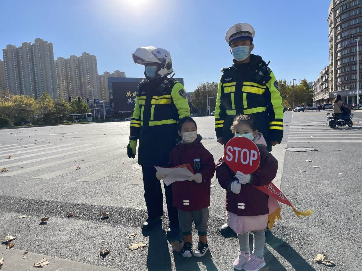 石家莊私立一中幼兒園&高新交警大隊(duì) “大手拉小手 幸福平安行” 交通安全宣傳活動(dòng)