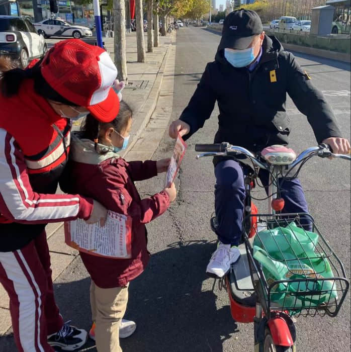 石家莊私立一中幼兒園&高新交警大隊(duì) “大手拉小手 幸福平安行” 交通安全宣傳活動(dòng)