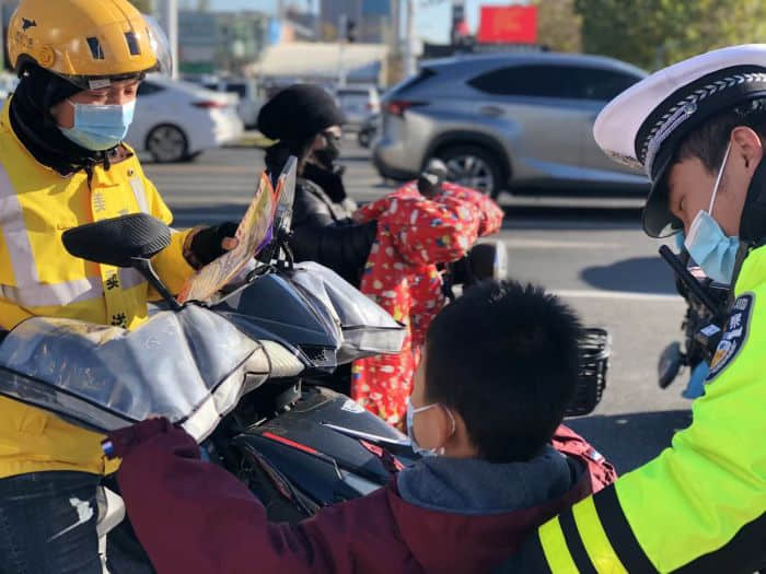 石家莊私立一中幼兒園&高新交警大隊(duì) “大手拉小手 幸福平安行” 交通安全宣傳活動(dòng)