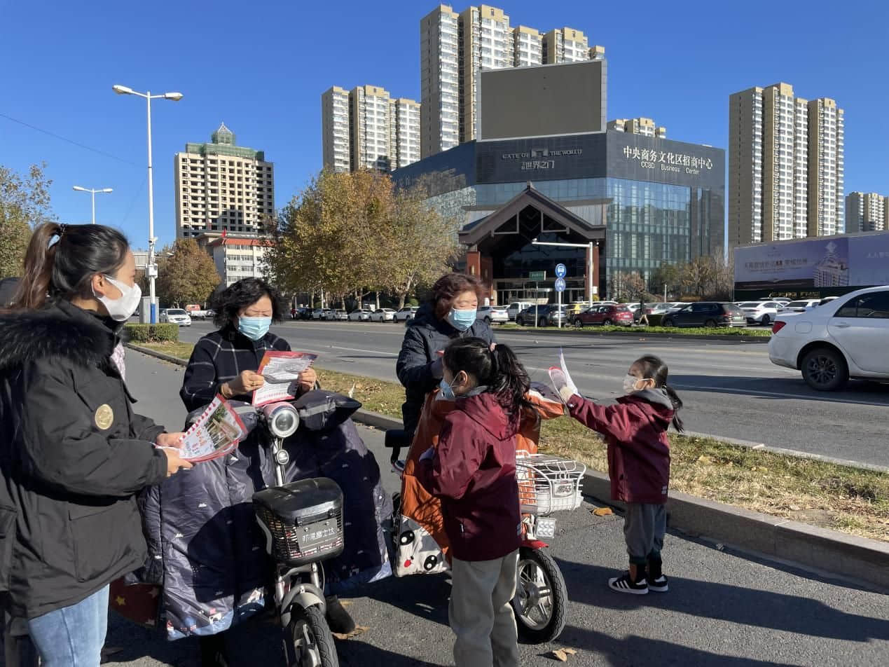 石家莊私立一中幼兒園&高新交警大隊(duì) “大手拉小手 幸福平安行” 交通安全宣傳活動(dòng)