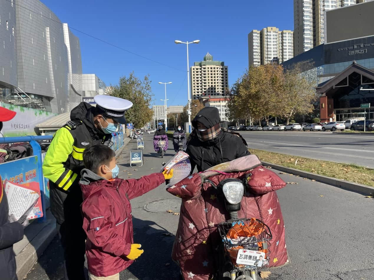 石家莊私立一中幼兒園&高新交警大隊(duì) “大手拉小手 幸福平安行” 交通安全宣傳活動(dòng)