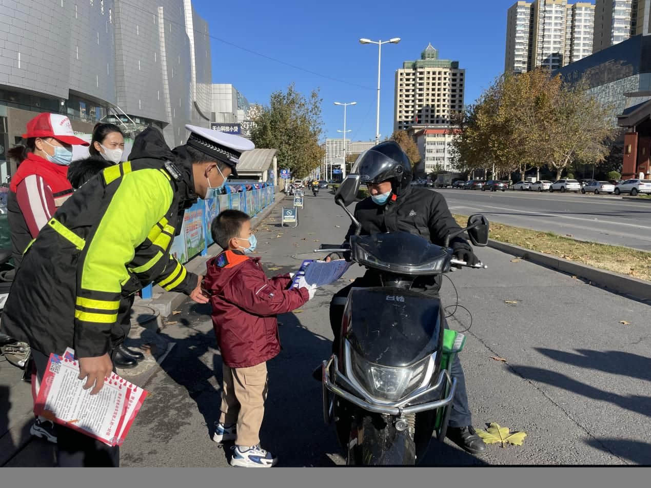 石家莊私立一中幼兒園&高新交警大隊(duì) “大手拉小手 幸福平安行” 交通安全宣傳活動(dòng)