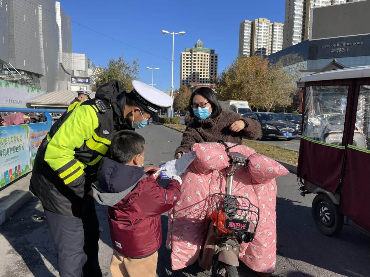 石家莊私立一中幼兒園&高新交警大隊(duì) “大手拉小手 幸福平安行” 交通安全宣傳活動(dòng)