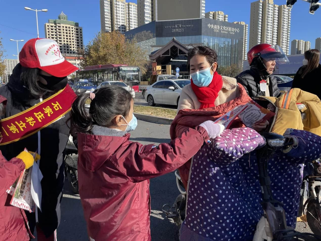 石家莊私立一中幼兒園&高新交警大隊(duì) “大手拉小手 幸福平安行” 交通安全宣傳活動(dòng)