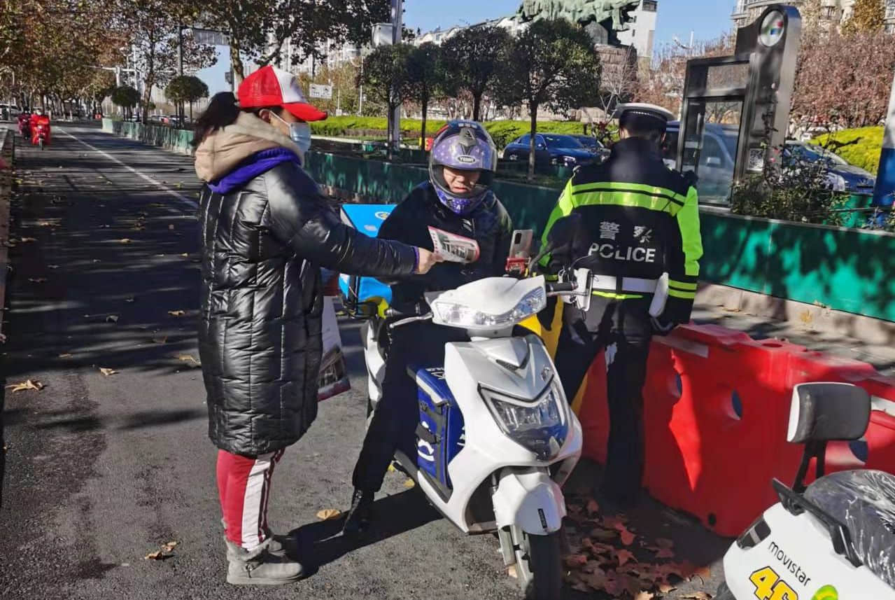 石家莊私立一中幼兒園&高新交警大隊(duì) “大手拉小手 幸福平安行” 交通安全宣傳活動(dòng)