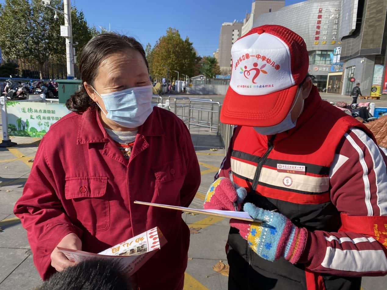 石家莊私立一中幼兒園&高新交警大隊(duì) “大手拉小手 幸福平安行” 交通安全宣傳活動(dòng)