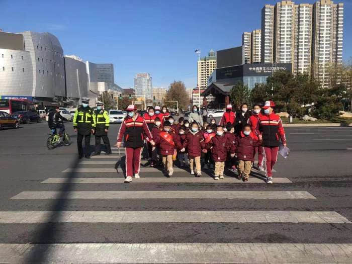 石家莊私立一中幼兒園&高新交警大隊(duì) “大手拉小手 幸福平安行” 交通安全宣傳活動(dòng)