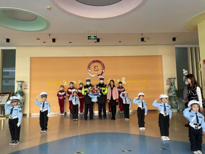 石家莊私立一中幼兒園&高新交警大隊(duì) “大手拉小手 幸福平安行” 交通安全宣傳活動(dòng)