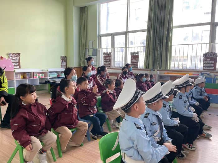 石家莊私立一中幼兒園&高新交警大隊(duì) “大手拉小手 幸福平安行” 交通安全宣傳活動(dòng)