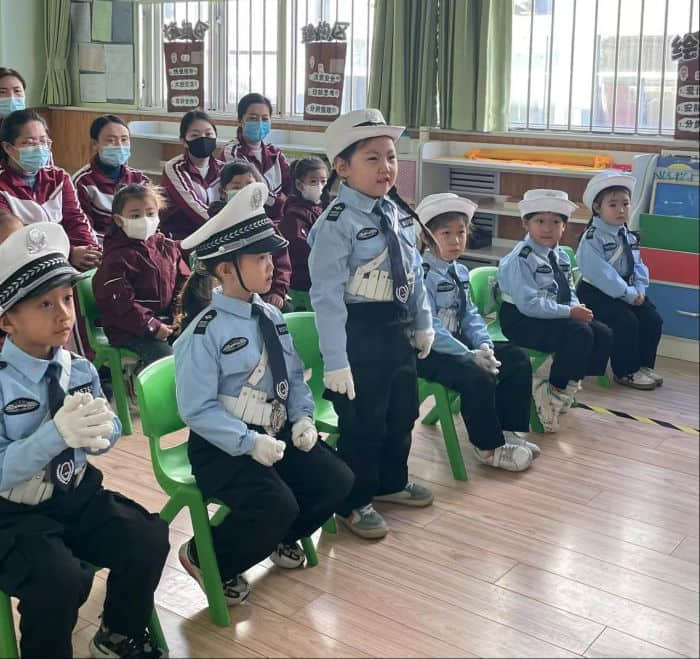 石家莊私立一中幼兒園&高新交警大隊(duì) “大手拉小手 幸福平安行” 交通安全宣傳活動(dòng)