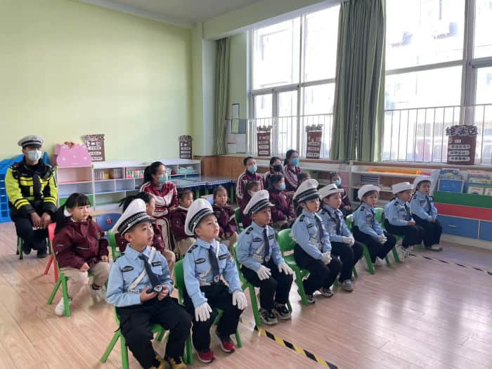 石家莊私立一中幼兒園&高新交警大隊(duì) “大手拉小手 幸福平安行” 交通安全宣傳活動(dòng)