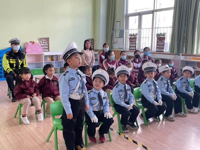 石家莊私立一中幼兒園&高新交警大隊(duì) “大手拉小手 幸福平安行” 交通安全宣傳活動(dòng)