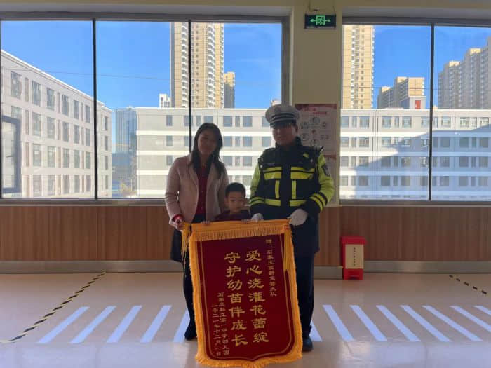 石家莊私立一中幼兒園&高新交警大隊(duì) “大手拉小手 幸福平安行” 交通安全宣傳活動(dòng)