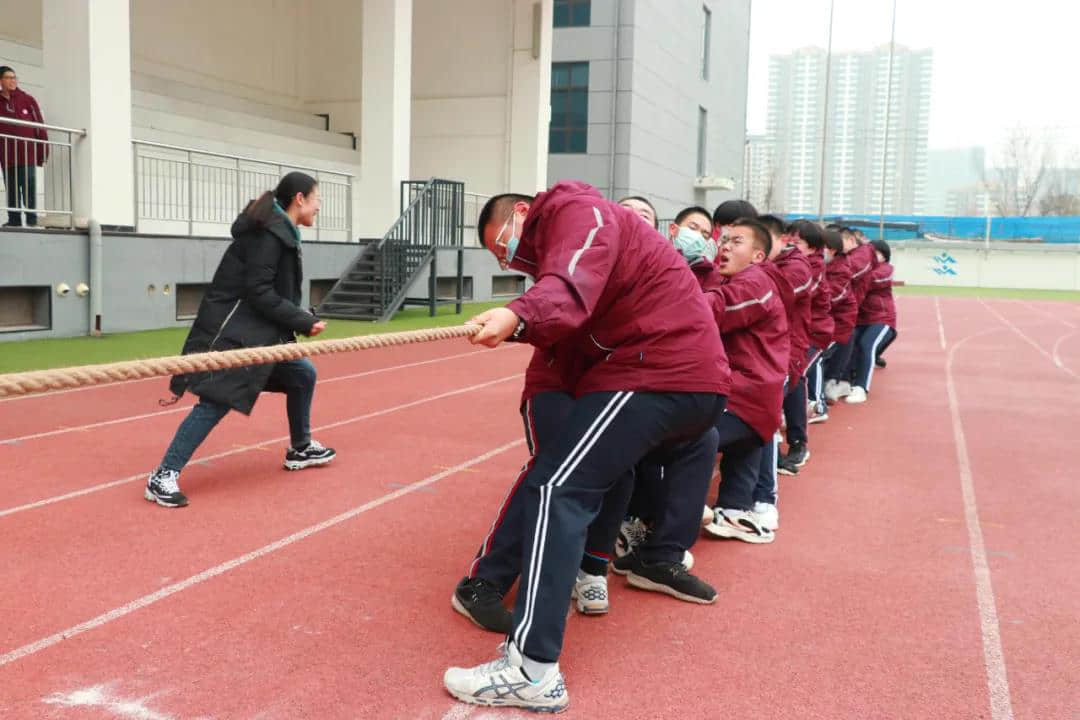 力拔青春 強我體魄丨私立一中舉行拔河比賽