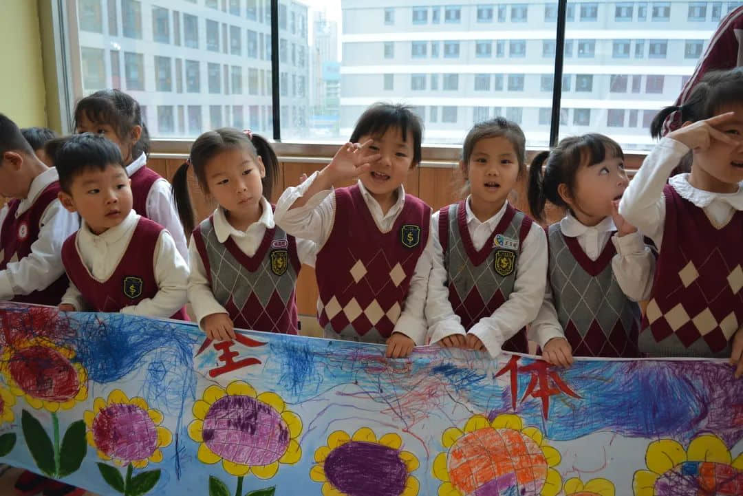 致敬最美逆行者 濃濃可敬天使情——私立一中附屬幼兒園護(hù)士節(jié)主題活動(dòng)